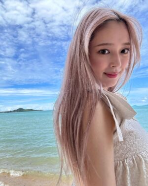 Honoka Yahagi Instagram - この前タイに行ってきました🇹🇭
雨季に入る前だったから、素敵な青空と海の写真とれてラッキーっ🤍

ピンクの髪と青が映えてるでしょ😏
#タイ旅行 
#thailand
