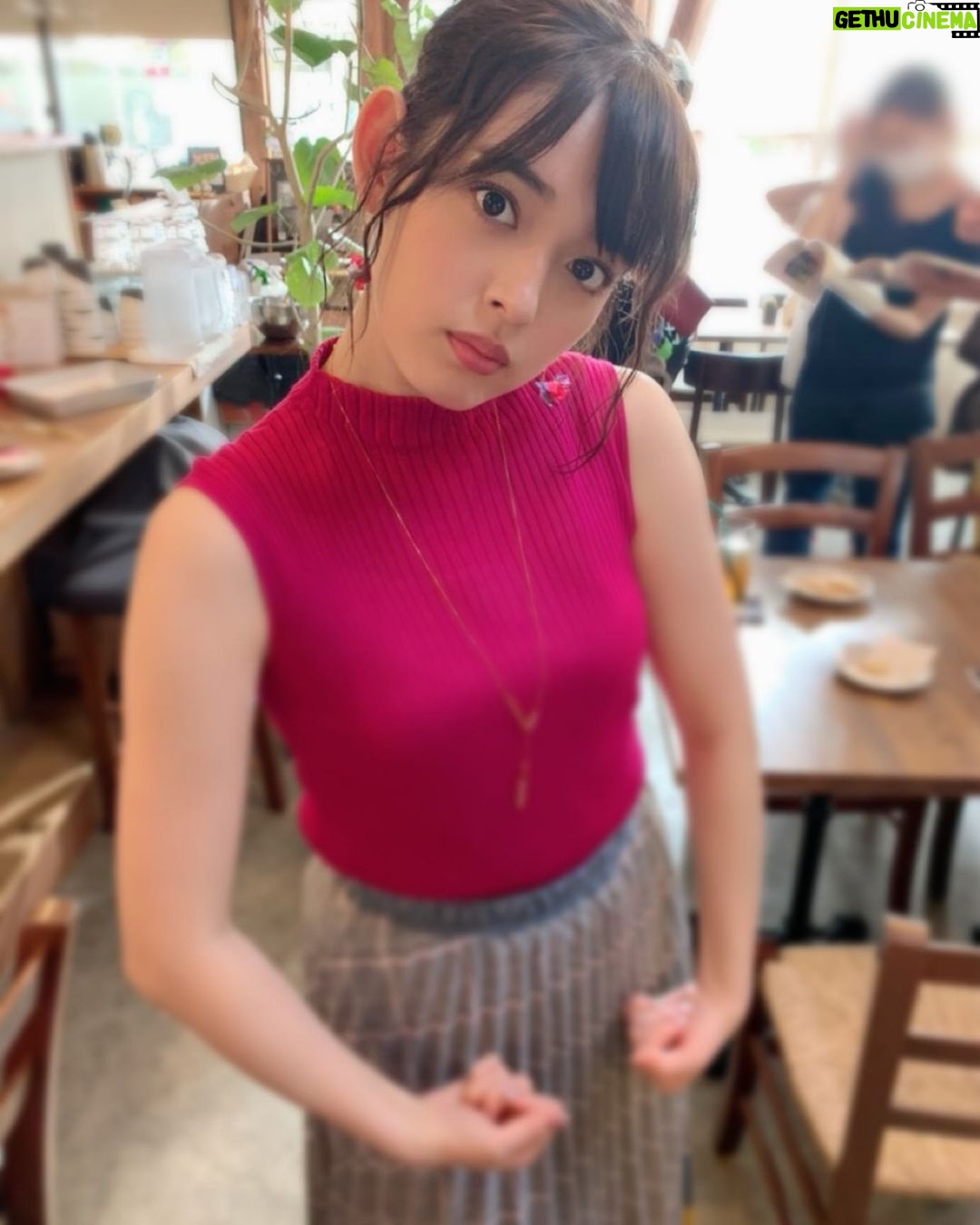Honoka Yahagi Instagram - 研音Messageライブ配信、ご覧いただきありがとうございました❤️ 皆さんとこうやってお話しする機会が出来て、とても嬉しかったです😍 また、できるように頑張りますっ!! さてさて!遂に! 今夜1:28から「おしゃ家ソムリエおしゃ子」最終回!放送です!! あっという間の最終回がやってきました😢 予告では、隠戸さんにバックハグされていたおしゃ子ですが、、 どうなっちゃうんだ!? キュンキュン間違いなしの最終回です😎 是非、ご覧ください✨ くすき愛するマッスルの、マッスルポーズしてみました💪🏻 おしゃ子はマッスルには興味ないみたいですがね😂 #おしゃ家ソムリエおしゃ子 #矢作穂香