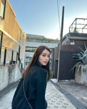 Honoka Yahagi Instagram - 今日はこちらは風が強い〜💨
だんだん暖かくなってきたから、最近はお散歩が趣味な私です。
こちらからは以上です🙌🏻