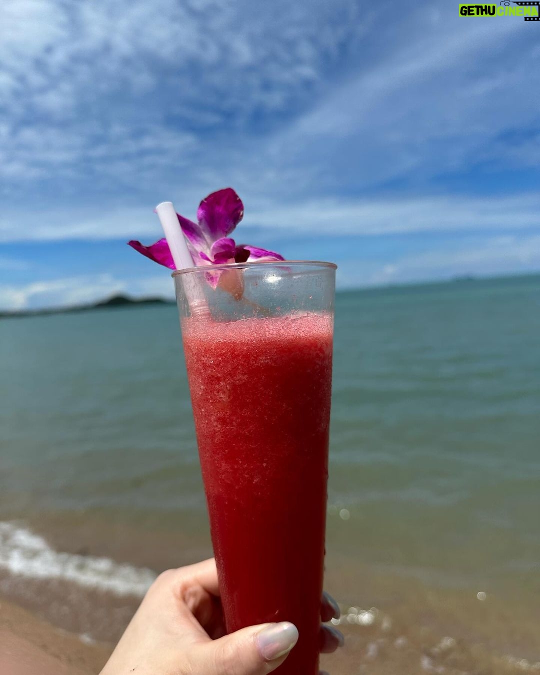 Honoka Yahagi Instagram - タイ旅行の投稿②🇹🇭 タイのスイカジュースが大好きで毎食&間食で永遠と飲んでる🍉 気分の問題かもだけど特別美味しく感じる✨ もしタイに行くことがあれば、絶対頼んでみて!私のおすすめは甘めでお願いします!って頼んでるよ😋 夜の海辺の景色は、ライトアップでカラフルなんです✨ ノリノリの音楽と共に美味しいお酒で楽しんでます🩷(お酒全然飲めないから結局スイカジュース笑) Thailand