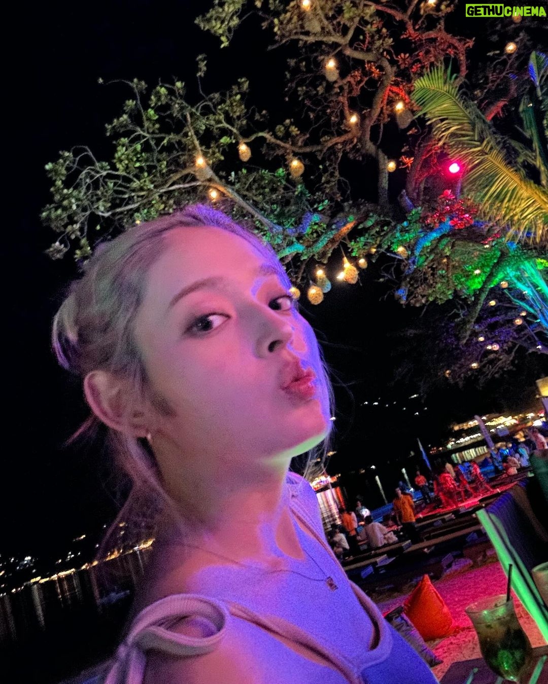 Honoka Yahagi Instagram - タイ旅行の投稿②🇹🇭 タイのスイカジュースが大好きで毎食&間食で永遠と飲んでる🍉 気分の問題かもだけど特別美味しく感じる✨ もしタイに行くことがあれば、絶対頼んでみて!私のおすすめは甘めでお願いします!って頼んでるよ😋 夜の海辺の景色は、ライトアップでカラフルなんです✨ ノリノリの音楽と共に美味しいお酒で楽しんでます🩷(お酒全然飲めないから結局スイカジュース笑) Thailand
