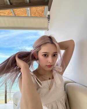 Honoka Yahagi Instagram - この前タイに行ってきました🇹🇭
雨季に入る前だったから、素敵な青空と海の写真とれてラッキーっ🤍

ピンクの髪と青が映えてるでしょ😏
#タイ旅行 
#thailand