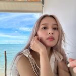 Honoka Yahagi Instagram - この前タイに行ってきました🇹🇭 雨季に入る前だったから、素敵な青空と海の写真とれてラッキーっ🤍 ピンクの髪と青が映えてるでしょ😏 #タイ旅行 #thailand Thailand