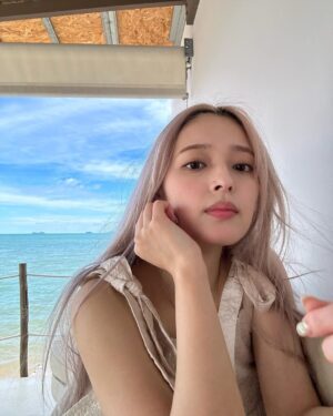Honoka Yahagi Instagram - この前タイに行ってきました🇹🇭
雨季に入る前だったから、素敵な青空と海の写真とれてラッキーっ🤍

ピンクの髪と青が映えてるでしょ😏
#タイ旅行 
#thailand