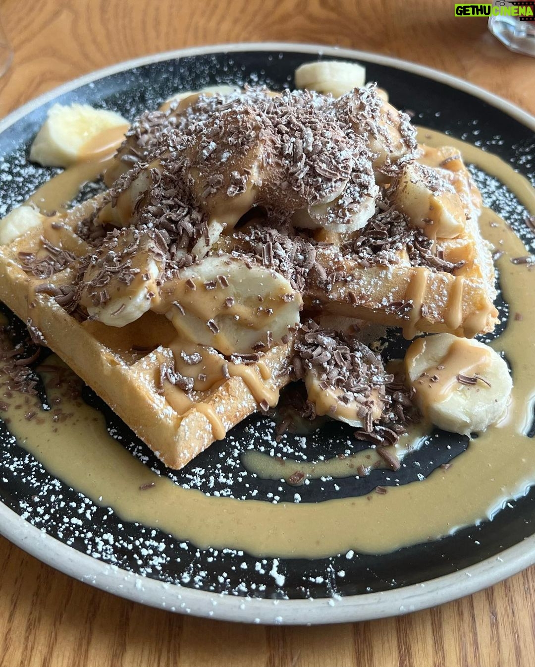 Hugh Jackman Instagram - Happy cheat meal to me! Nooo! I did not share. And I’m not sorry. #wafflehousenorwich