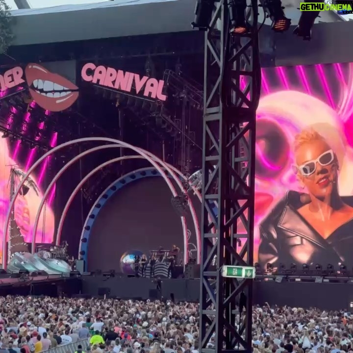 Hugh Jackman Instagram - Awesome night in Hyde Park watching the phenomenal @pink! Her music, her power vocals and gravity defying acrobatics … epic. And a @greatestshowman mini reunion with my dear friend @visualprostitute Yesssss!