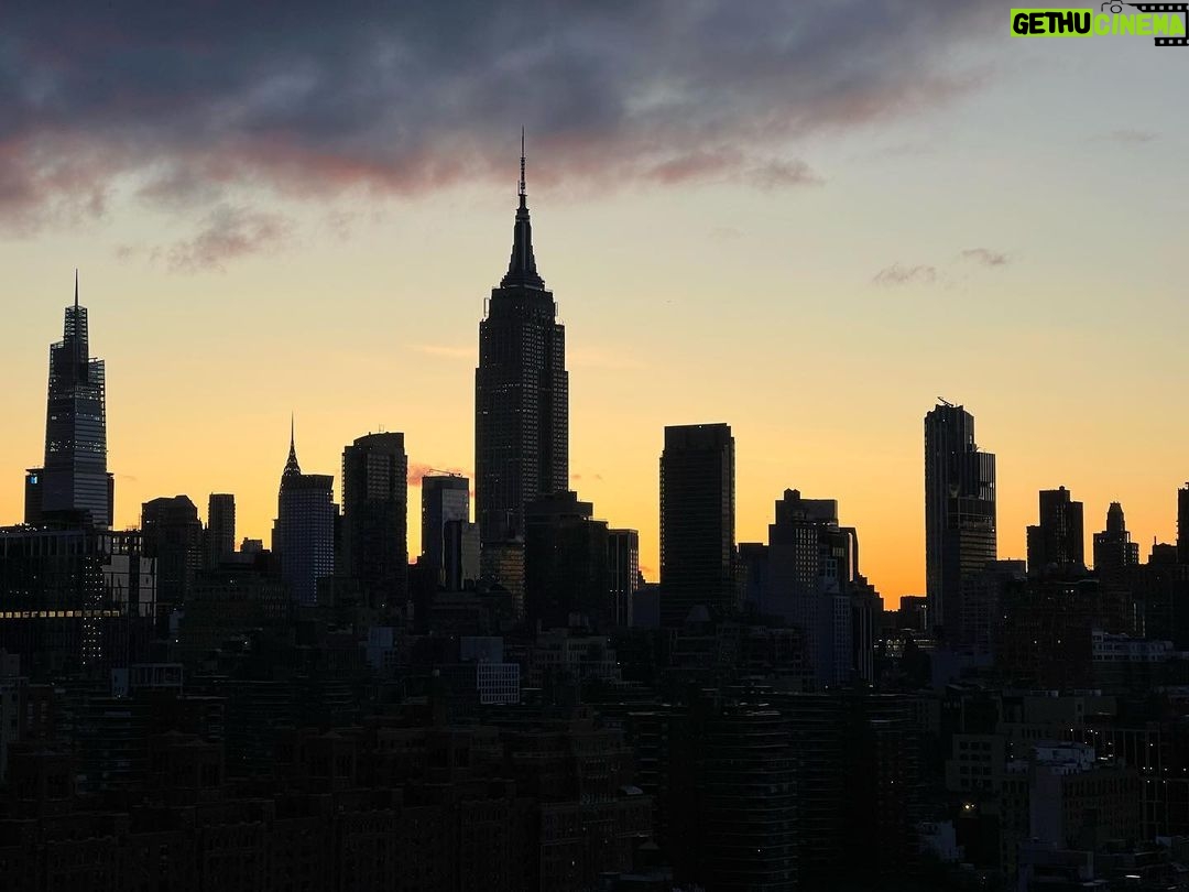 Hugh Jackman Instagram - Red sky at dawn over NYC. Shepherd’s warning. (Also, amazing!)