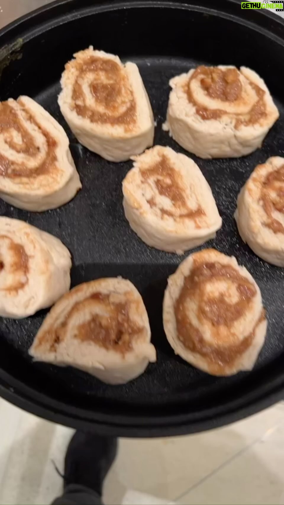 Hugh Jackman Instagram - Going to pay for this at the gym today. But, so worth it! (Oh and they’re yeast free.) Recipe by @nytimes.