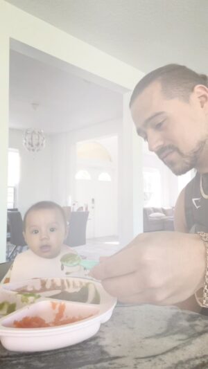Humberto Solano Instagram - ❤️ Disfruta cada momento con tus hijos, seamos responsables y conscientes que ellos llegaron al mundo gracias a NOSOTROS… ahora NOSOTROS somos los responsables de su crecimiento y desarrollo ❤️

#lovequotes #family #daughter #home #casa #amor #familia #viral #reels #eat #smile