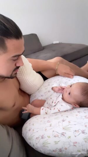 Humberto Solano Instagram - Regañando a Dara por levantarse TARDE! #viral #video #dad #familia #daughter #loveyou #memory #house #mexico #usa #reels