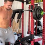 Humberto Solano Instagram - When you’re about to start your leg day routine… but you start felling that sensation that you want to go to the restroom 🥲😂 A alguien le a pasado? 😂😅 #comedy #reels #viral #instagram #workout #legday #squats #doityourself #loveyourself