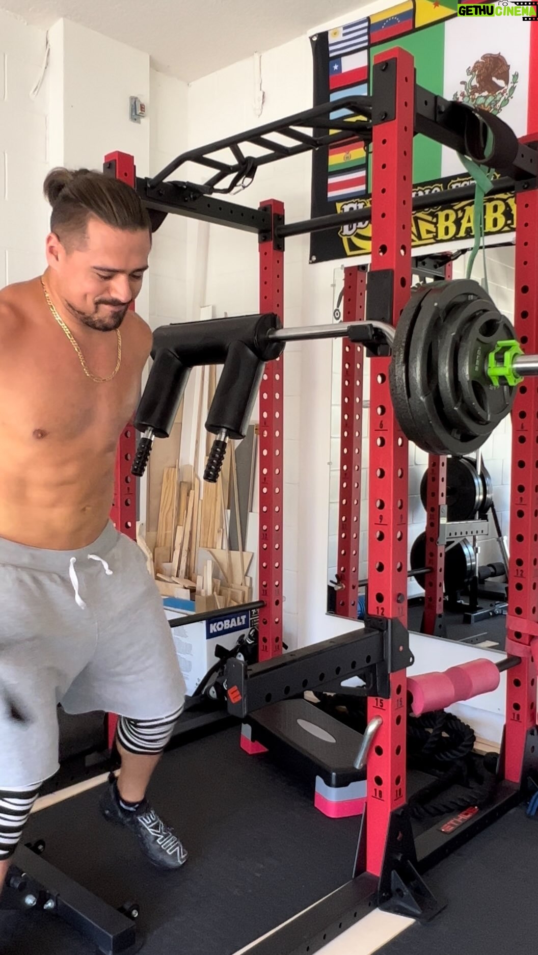 Humberto Solano Instagram - When you’re about to start your leg day routine… but you start felling that sensation that you want to go to the restroom 🥲😂 A alguien le a pasado? 😂😅 #comedy #reels #viral #instagram #workout #legday #squats #doityourself #loveyourself