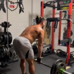 Humberto Solano Instagram - 😂😂 poquito nada más 🫣 #reels #viral #ejercicio #workout #legday #goforit #humor #memes #usa