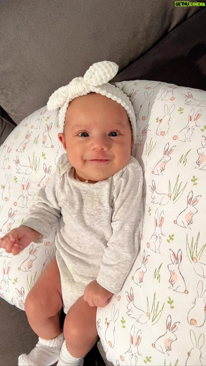 Humberto Solano Instagram - Viendo a papรก en Tv por primera vez / watching Dad on tv for the first time ๐๐ #viral #video #reels #daughter #papa #sports #doityourself #loveyou #tv #instagram Orlando, Florida