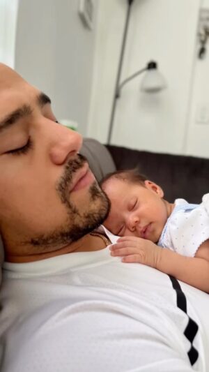 Humberto Solano Instagram - 😍 Solo disfruta cada segundo! 😍 #papa #dad #baby #daughter #video #viral #reels #loveyou #family