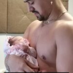 Humberto Solano Instagram - Si piensan tener un bebé en usa y no tienen seguro de gastos médicos… aquí les dejo el método anticonceptivo 😂😂 OJO!! Gracias a Dios nosotros SI contamos con seguro médico! Así que no se desgasten preocupándose 😅😅 #baby #newborn #family #reels #viral Orlando, Florida