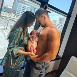 Humberto Solano Instagram - Hoy hace 28 años nació la mujer más maravillosa de este mundo! La que me a dado una hija hermosa, la que me dio un si para unir nuestras vidas para siempre y que día a día se preocupa por que nuestro hogar esté lleno de amor @zaidelozano te amo muchísimo! Muchas felicidades espero siempre cumplirte en todos los aspectos, que tus cumpleaños siempre estén llenos de bendiciones y Dios te proteja día con día! Que cada año que se sume a tu vida tengamos una familia más sólida y siempre vayamos creciendo todos de la mano! 

Tu hija y yo te amamos muchísimo!