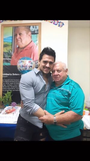 Humberto Solano Instagram - Abuelo, lo platicamos en vida pero quiero dejarlo por escrito! Muchas gracias por todo, gracias por la bonita familia que creaste tan unida, gracias por el legado que nos dejaste, gracias por el camino que nos forjaste y por cada consejo que nos diste. Te amo con todo mi corazón, tú sabes quien fuiste y lo que significabas para mi! 
Siempre consintiéndome al igual que a todos tus nietos, siguiéndonos la fiesta y dándonos tantas alegrías! Sabemos que te fuiste tranquilo, sabemos que era lo que querías, que estás descansando, que lograste todo lo que te propusiste y que ya estás con tu esposa y tu hijo. 

Estábamos a 3 semanas de que pudieras tener a tu primer bisnieta en tus brazos pero no juzgamos las desiciones de Dios. 

Quiero repetirte que sigas tranquilo ya que tus hijos y nietos seguiremos poniendo en práctica todas tus enseñanzas y seguiremos con tu legado. 

Descansa en Paz, goza del descanso eterno y síguete divirtiendo como solo tú sabes, con ese buen sentido del humor que siempre te caracterizo.
Y esa última petición créeme que la cumpliré por el resto de mis días 🙏 
(Quiero que des alegrías, provoques sonrisas y ayudes a todo el que lo necesite)

Te amo mi abuelo 🙏 y siempre seguirás viviendo en nuestros corazones 🙏
