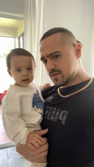 Humberto Solano Instagram - 😂😂😂 what a way to say GOOD MORNING 😂😂😂 

Final Inesperado 😂😂😂

#funny #viral #baby #loveyou #family