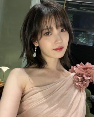 IU Instagram - 이건 무조건 재밌을 것 👻👻🤍 
순간,