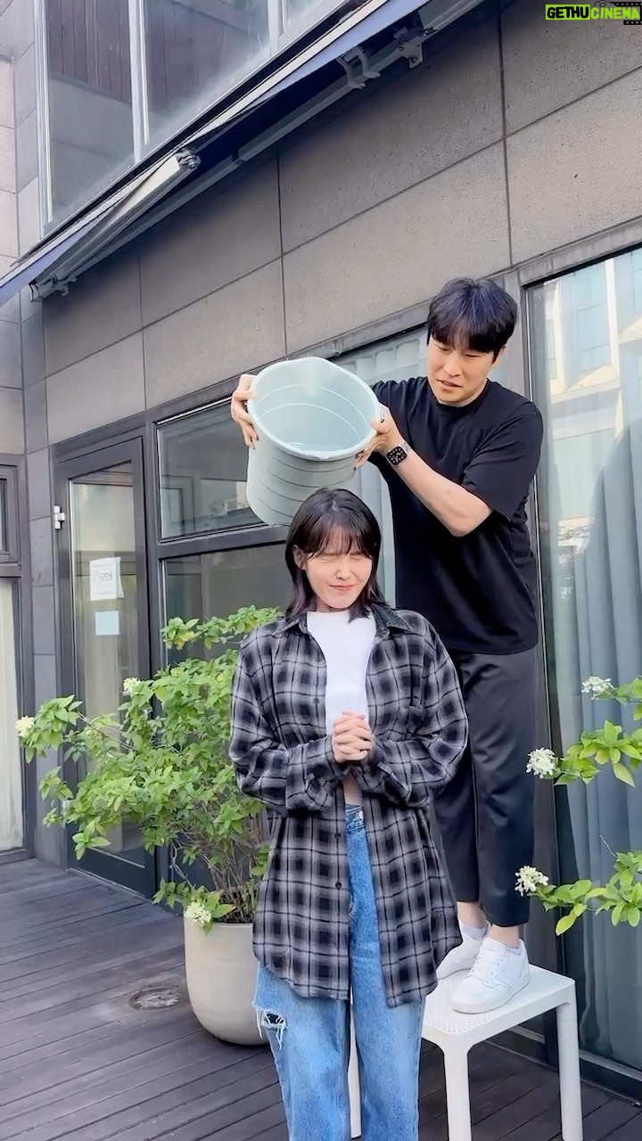 IU Instagram - 션 선배님의 지목으로 아이스버킷 챌린지에 도전합니다🔥 제가 지목하는 세 분은 허준석 선배님 @jooonz82, 이주영씨 @i_icaruswalks, 이도현씨 @ldh_sky 입니다. 바쁘신 와중에 흔쾌히 참여 의사를 밝혀준 동료분들께 정말 정말 고맙습니다 🩵 24시간 안에 아이스버킷 챌린지에 도전해 주시고 다음 타자 세 분을 지목해 주세요! 대한민국 최초의 루게릭 요양병원 건립을 위해 많은 관심과 응원을 보내주시면 정말 감사하겠습니다. https://www.sihope.or.kr/donation/?act=sub1 #루게릭요양병원건립 #승일희망재단 #icebucketchallenge #2023아이스버킷챌린지 #희망의끈을이어갑니다