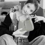 IU Instagram - 🌙🐝💛🍋🧀 #GucciJackie1961 #광고