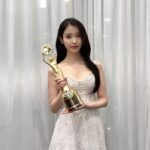 IU Instagram - 청룡영화제 인기상과 이쁜 사진들 다 감사합니다 💙