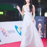 IU Instagram - 청룡영화제 인기상과 이쁜 사진들 다 감사합니다 💙