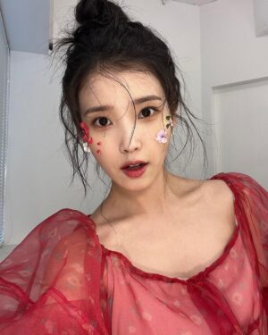 IU Instagram - 2023 시즌그리팅
🌷🍹📙😶‍🌫️