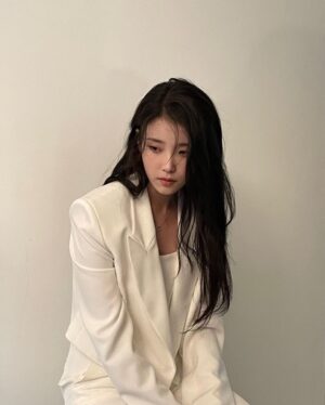 IU Instagram - 2023 시즌그리팅
🌷🍹📙😶‍🌫️
