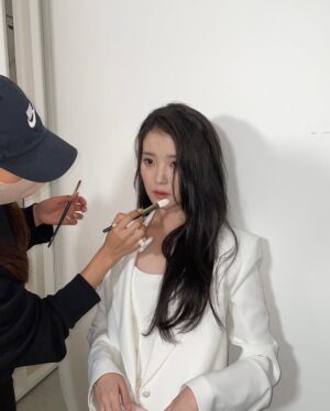 IU Instagram - 2023 시즌그리팅
🌷🍹📙😶‍🌫️