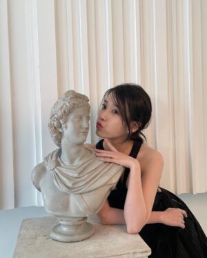 IU Instagram - 2023 시즌그리팅
🌷🍹📙😶‍🌫️