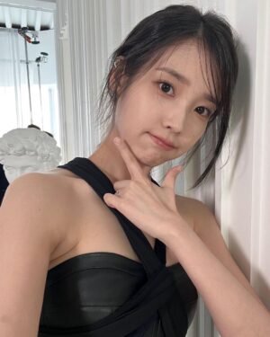 IU Instagram - 2023 시즌그리팅
🌷🍹📙😶‍🌫️