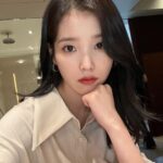 IU Instagram - 턱 괴면 사진이 잘 나오그등요🤫