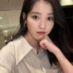 IU Instagram - 턱 괴면 사진이 잘 나오그등요🤫