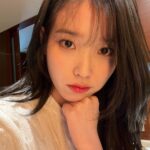 IU Instagram - 턱 괴면 사진이 잘 나오그등요🤫