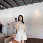 IU Instagram - 턱 괴면 사진이 잘 나오그등요🤫