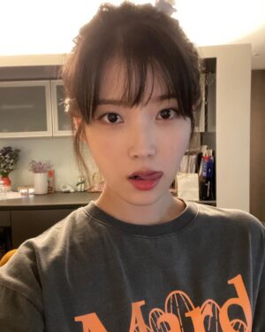IU Instagram - 오늘 컴백자 등장 🍓🌝