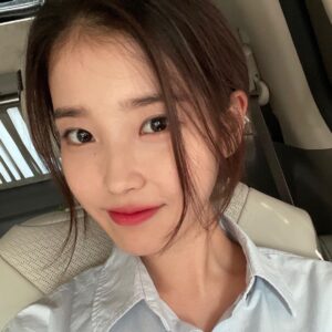 IU Instagram - 하늘색이 잘 받는 나 🧏🏻‍♀️