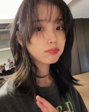 IU Instagram - 시원 🥴✂️