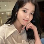 IU Instagram - 턱 괴면 사진이 잘 나오그등요🤫