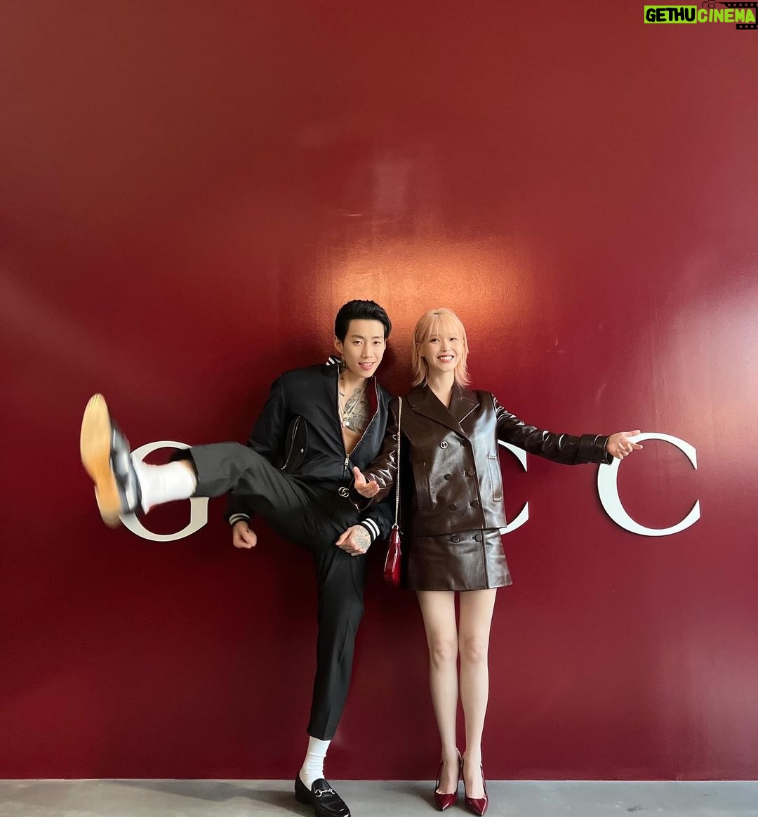 IU Instagram - 멋있게 찍자 했더니ㅋㅋㅋ 모로 가나 기어 가나 멋있으면 그만😌 @moresojuplease @gucci @sabatods
