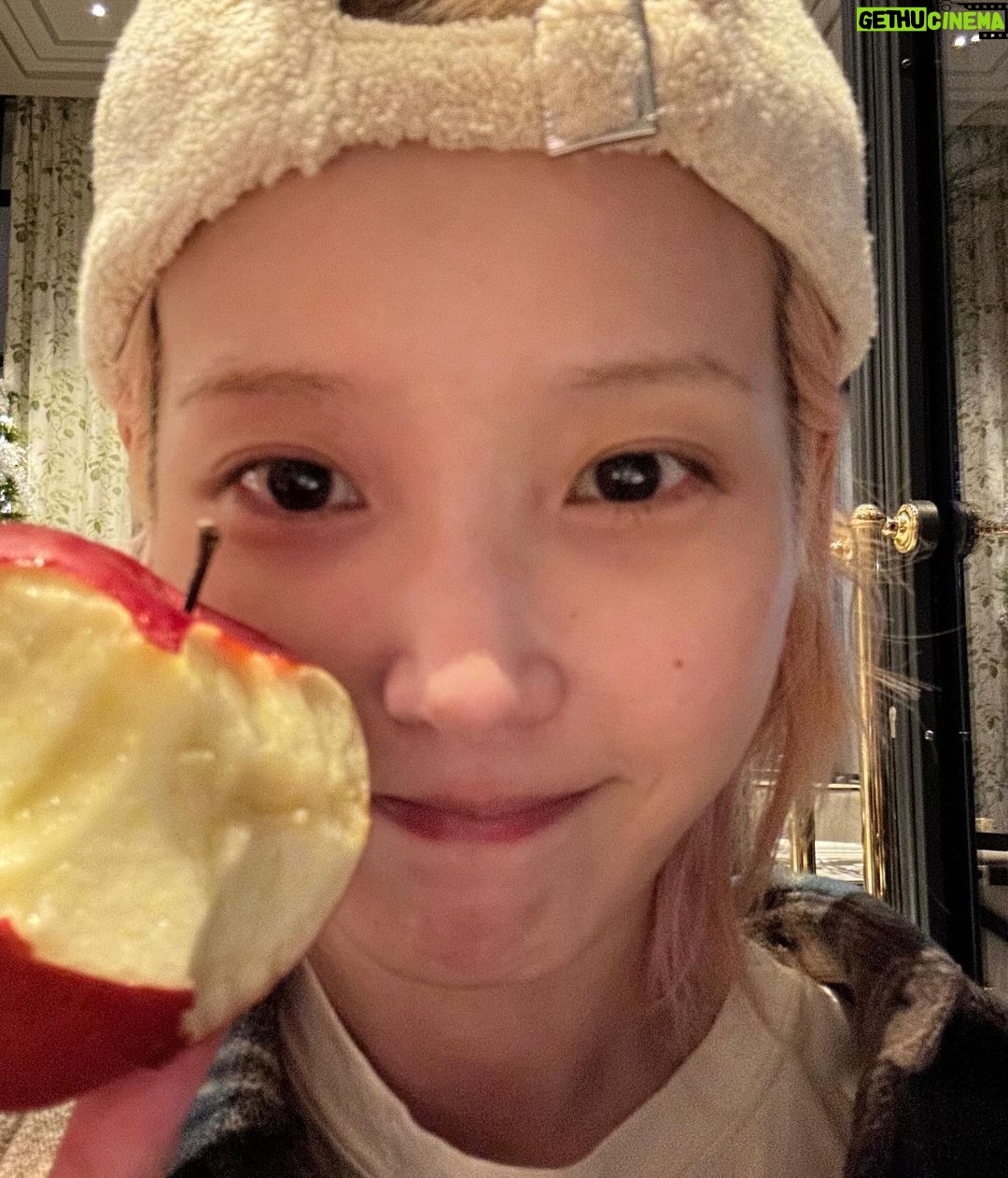 IU Instagram - 구찌 쇼는 재밌었고.. 여기는 새벽 다섯 시고..🫣 @gucci @sabatods #GucciFW24