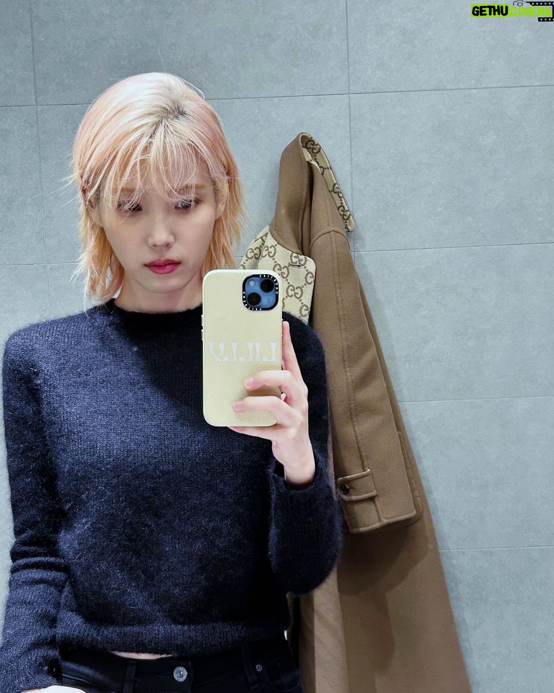 IU Instagram - 구찌야 우리 깔맞춤..?🫢 잘 갔다 올게요💘 @sabatods #GucciFW24