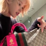 IU Instagram - 구찌야 우리 깔맞춤..?🫢 잘 갔다 올게요💘 @sabatods #GucciFW24