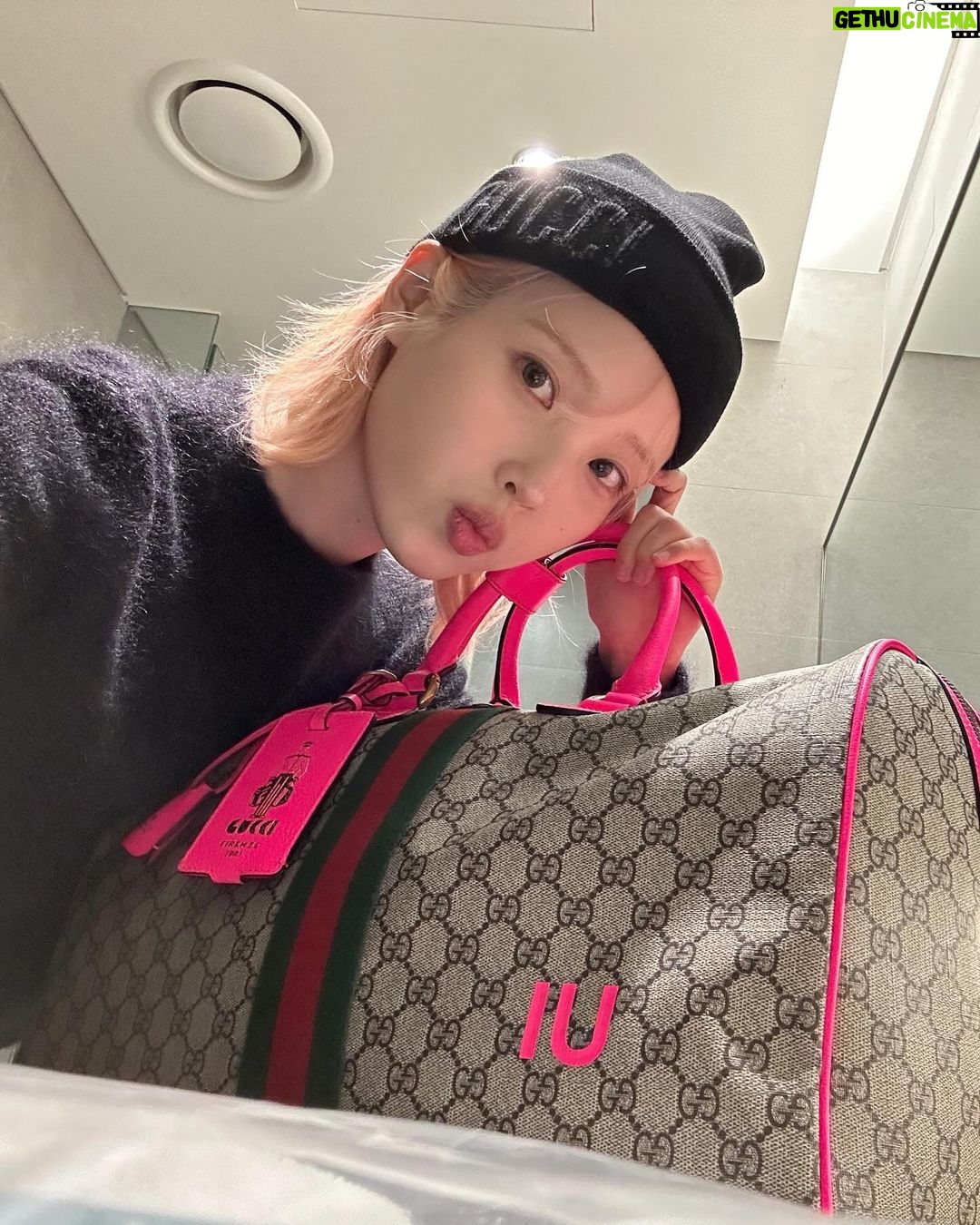 IU Instagram - 구찌야 우리 깔맞춤..?🫢 잘 갔다 올게요💘 @sabatods #GucciFW24