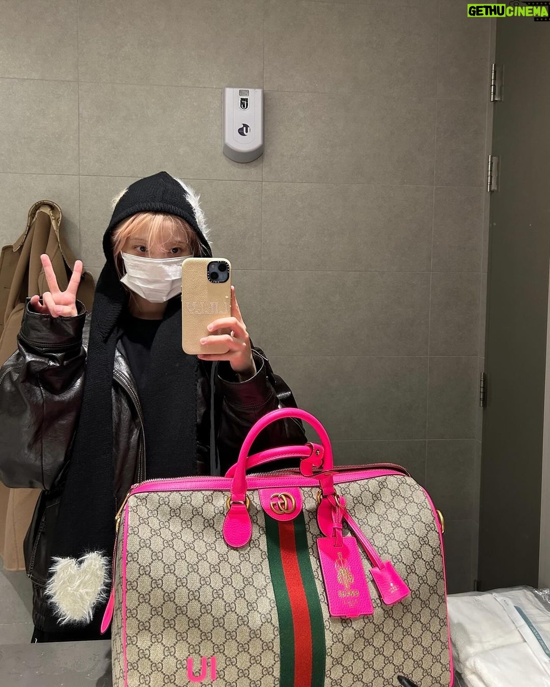 IU Instagram - 구찌야 우리 깔맞춤..?🫢 잘 갔다 올게요💘 @sabatods #GucciFW24
