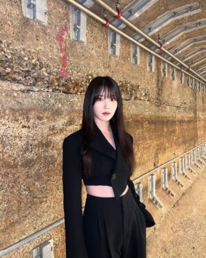 IU Instagram - 이건 무조건 재밌을 것 👻👻🤍 
순간,