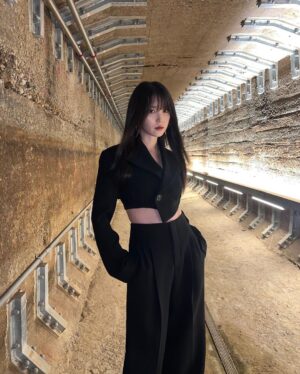 IU Instagram - 이건 무조건 재밌을 것 👻👻🤍 
순간,
