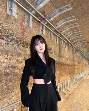 IU Instagram - 이건 무조건 재밌을 것 👻👻🤍 
순간,